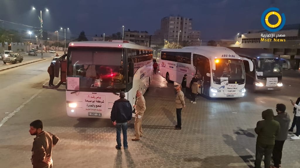 بالصور.. انطلاق أولى رحلات المعتمرين عبر معبر رفح إلى السعودية