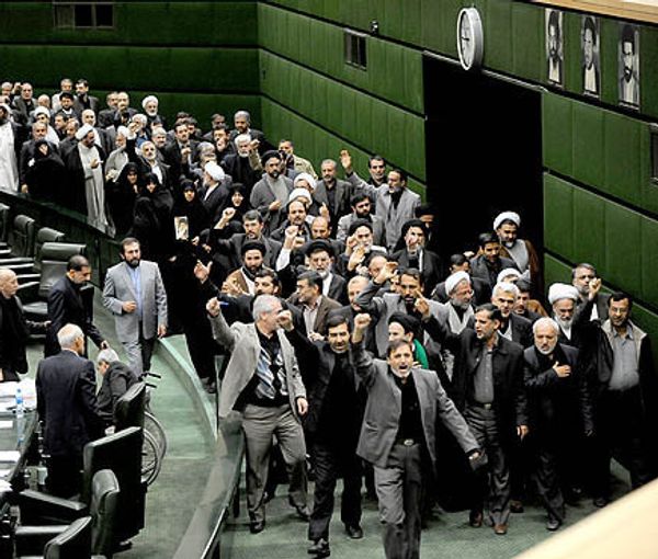 272 نائبا في البرلمان الإيراني يُطالب بإعدام المتظاهرين
