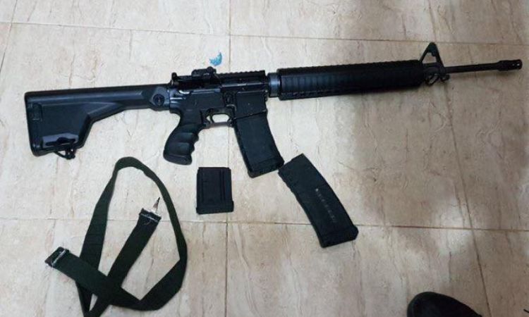 الخليل: الاحتلال يعتقل شابًا بزعم العثور على كارلو في سيارته