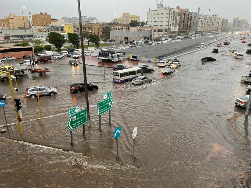 السعودية: رفع درجة التأهب وإغلاق 5 أنفاق في جدة بسبب الأمطار