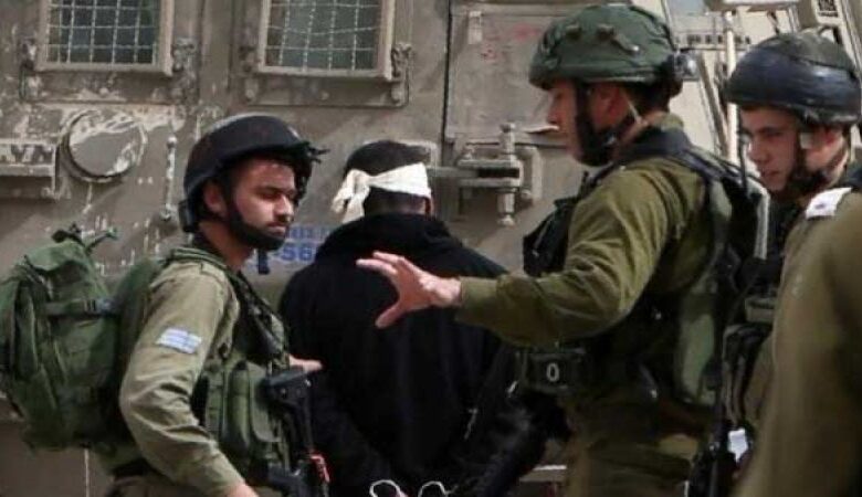 بينهم 8 من عائلة واحدة.. حملة اعتقالات تطال مواطنين في مدن الضفة