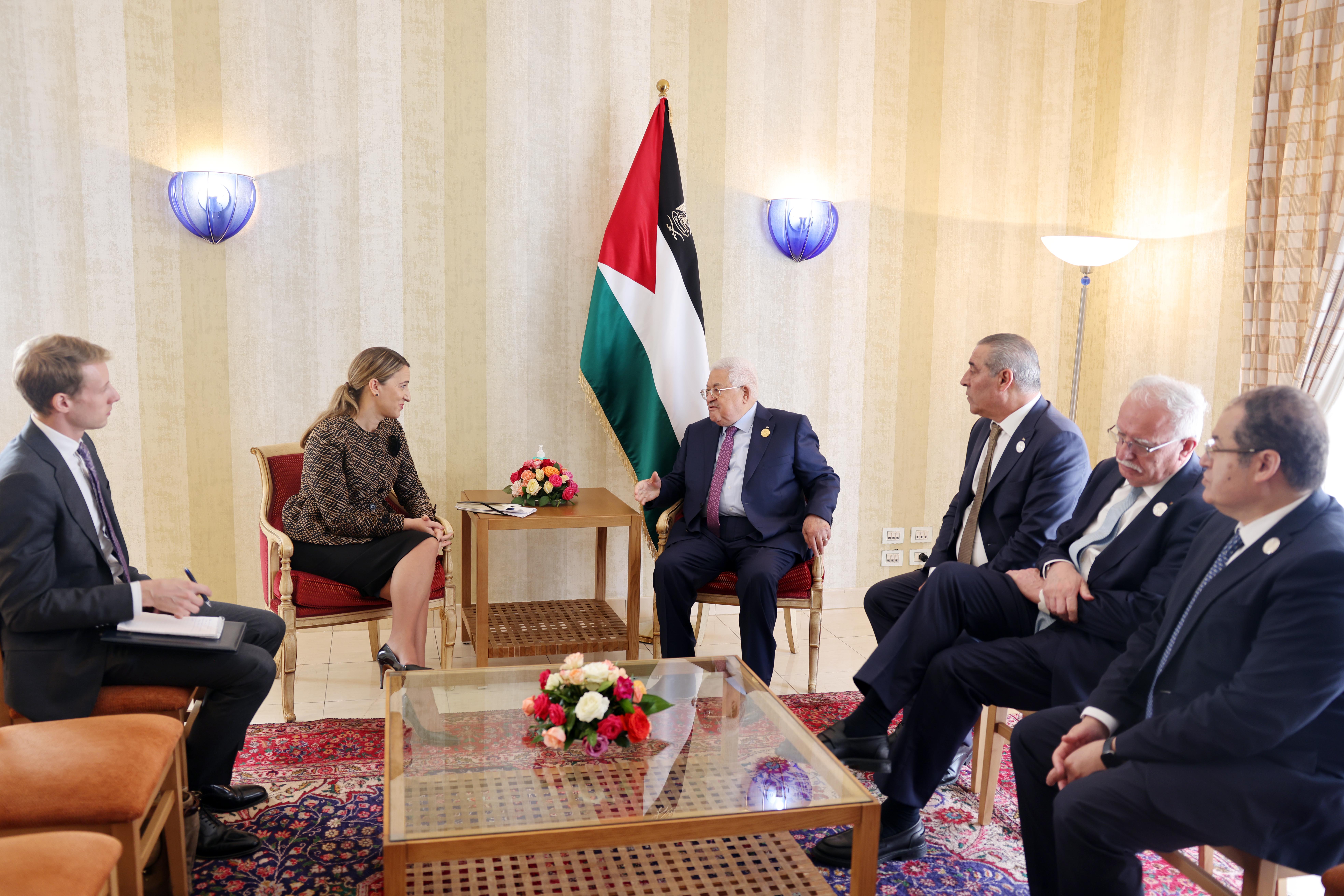 الرئيس عباس يستقبل المبعوثة الأمريكية للقمة العربية في الجزائر