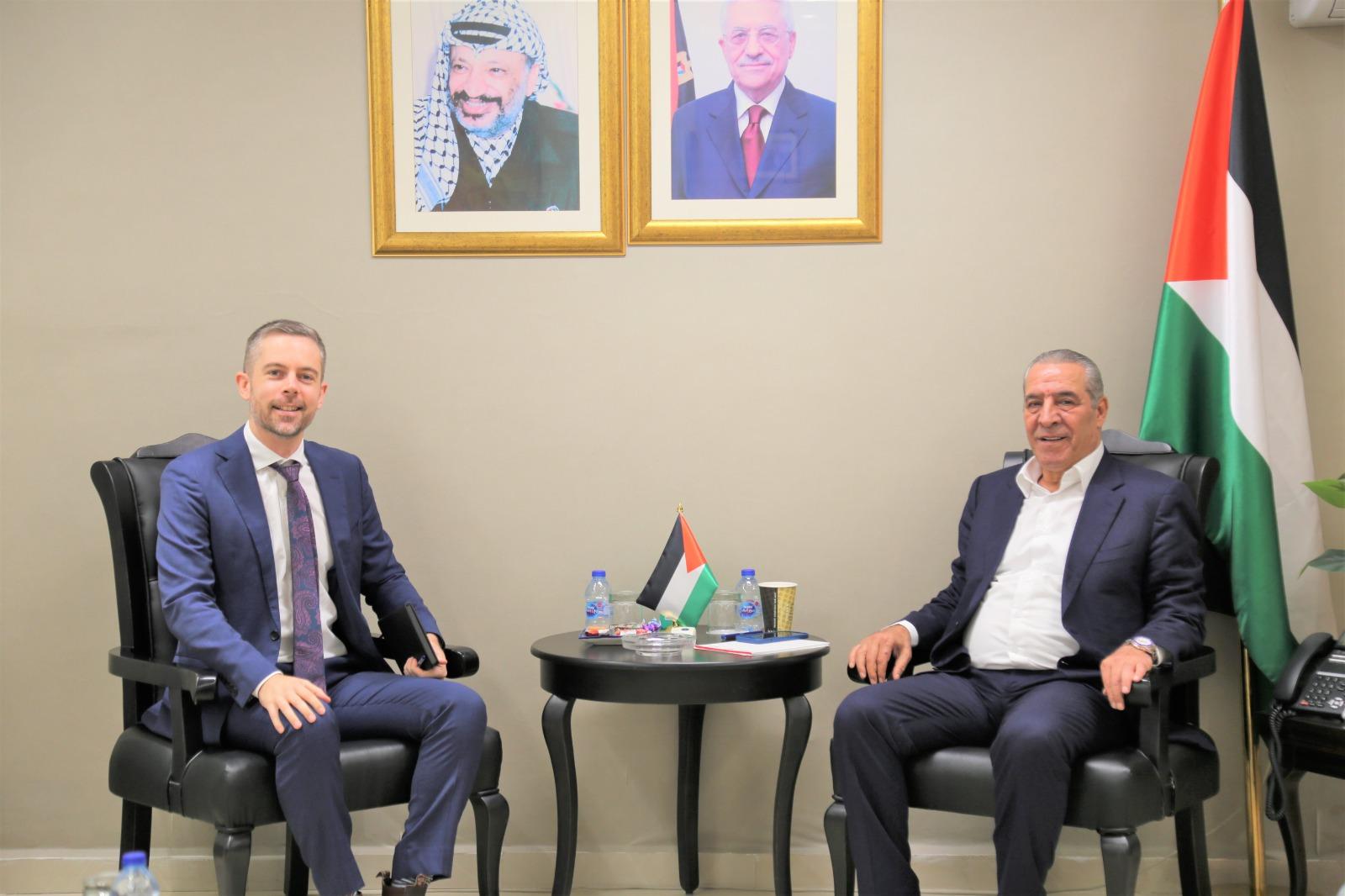 الشيخ يُطلع ممثل استراليا لدى فلسطين على آخر التطورات السياسية