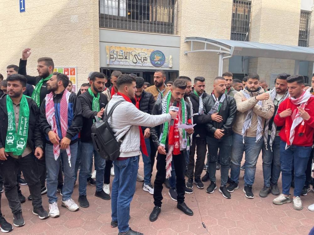 خلال وقفة احتجاجية.. الكتل الطلابية بجامعة النجاح ترفض تأجيل الانتخابات