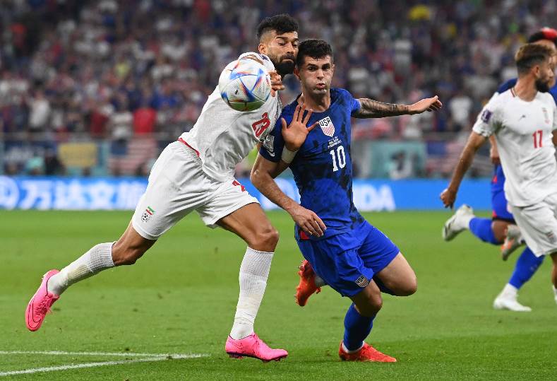 المنتخب الأميركي يتأهل لثمن النهائي ويهزم نظيره الإيراني