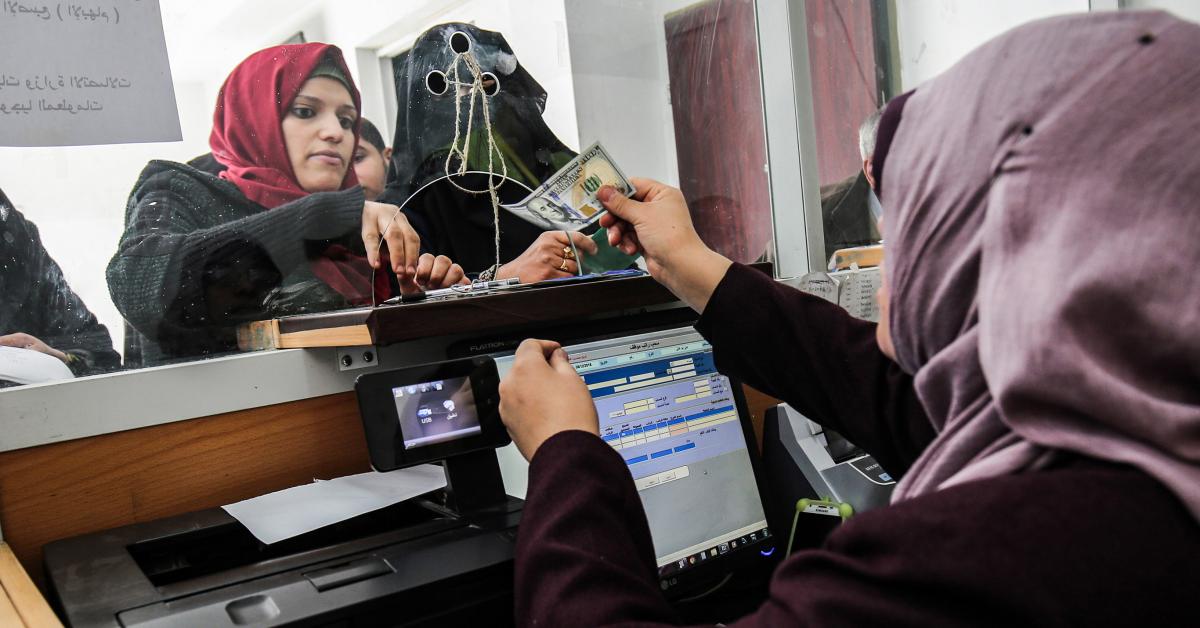 فوضى عمل مكاتب الصرافة وقانونية تدخل الاقتصاد بغزة للتنظيم