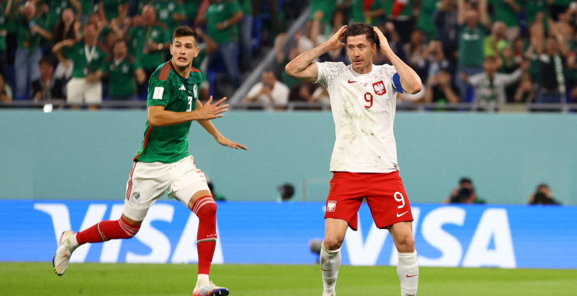 ليفاندوفسكي يعتذر للشعب البولندي بعد إهداره ركلة جزاء أمام المكسيك