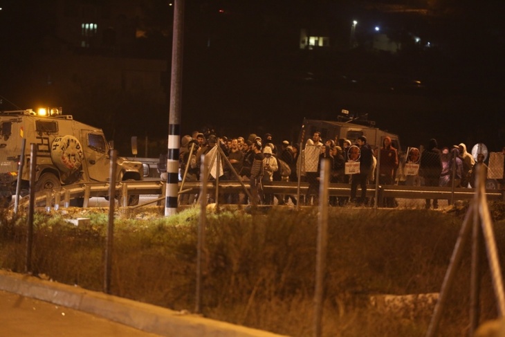 مستوطنون يعتدون على مركبات المواطنين غرب سلفيت