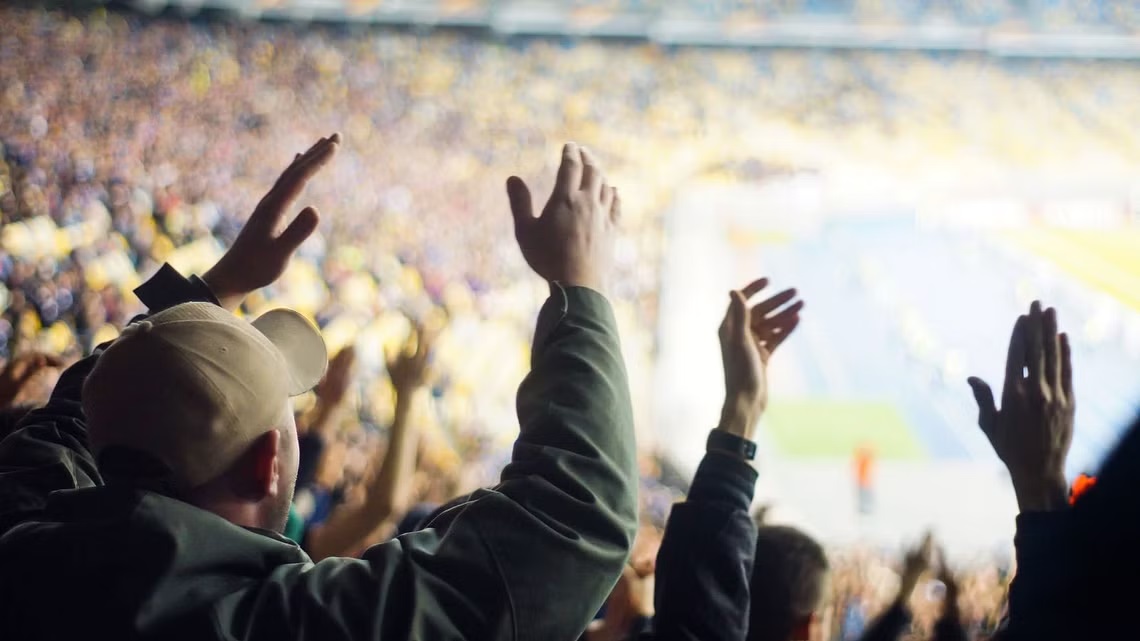 تسبّب أمراض بالقلب.. تحذير لمشجعي الرياضة من الحماس الزائد