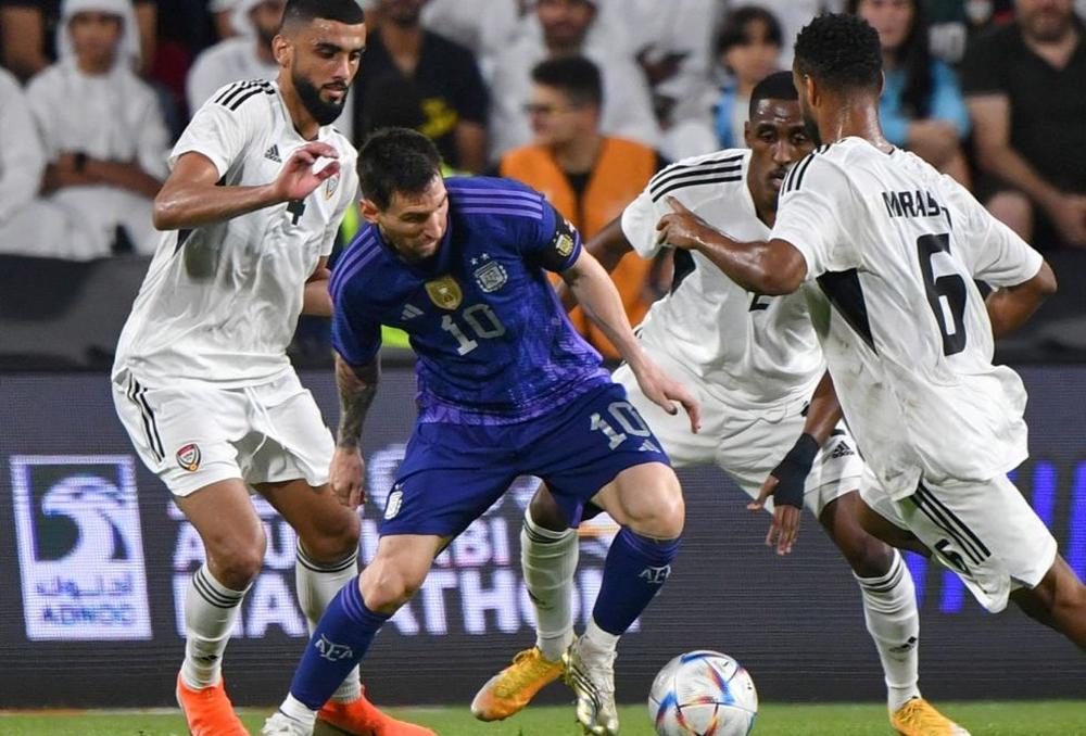 ميسي يقود منتخبه للفوز على مضيفه الإماراتي