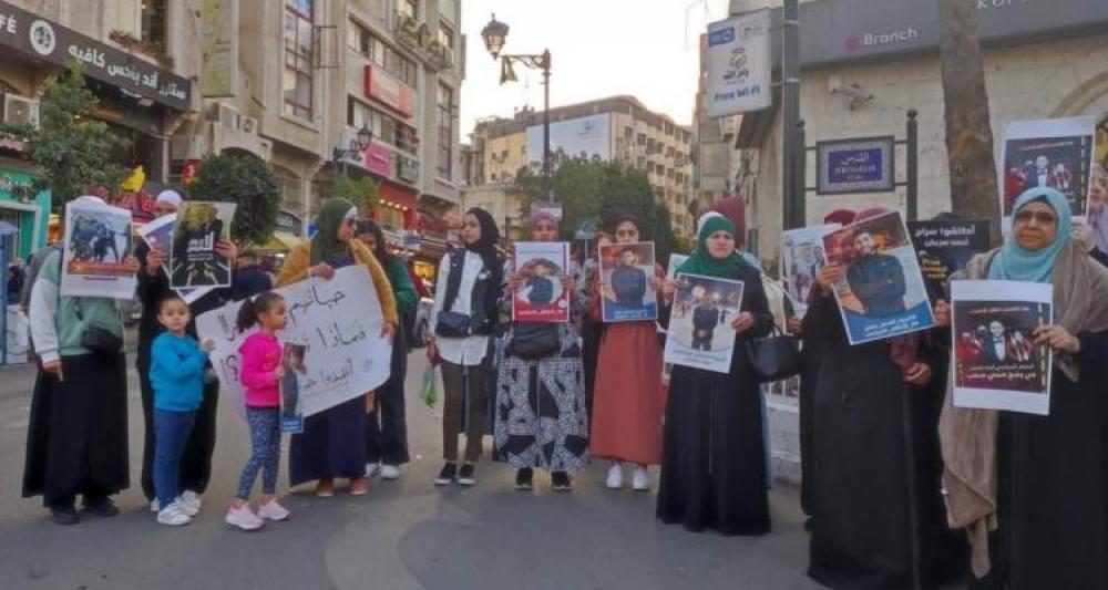 للمطالبة بإنقاذ حياة أبنائهم.. وقفة لأهالي المعتقلين السياسيين برام الله