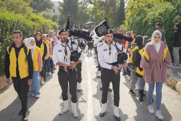 جامعة القدس تضيئ شجرة الميلاد