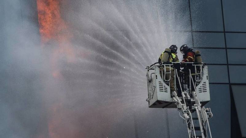 شكوك بشبهة إجرامية.. حريق هائل بمركز تسوق في موسكو