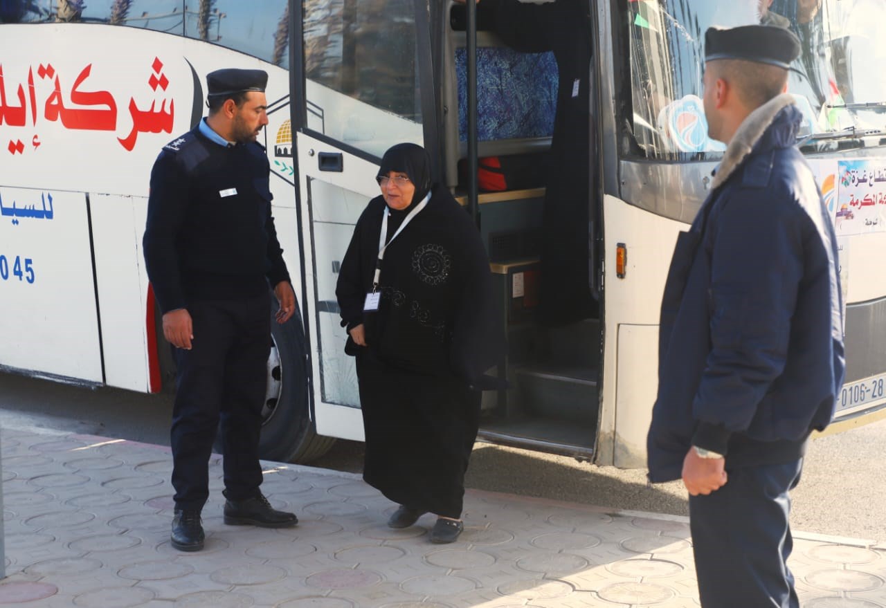 معتمرو قطاع غزة يُغادرون عبر معبر رفح باتجاه بيت الله الحرام