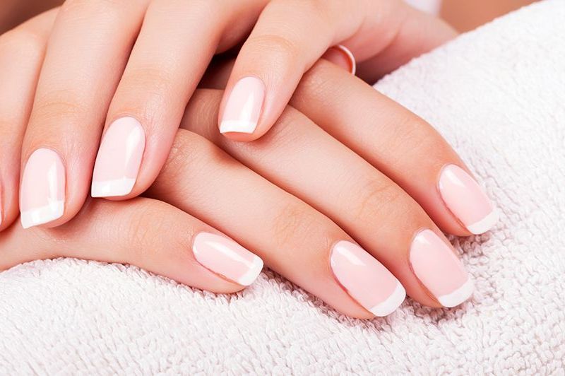 لأظافر صحية وجذّابة.. خلطات طبيعية تُخلصك من اصفرارها