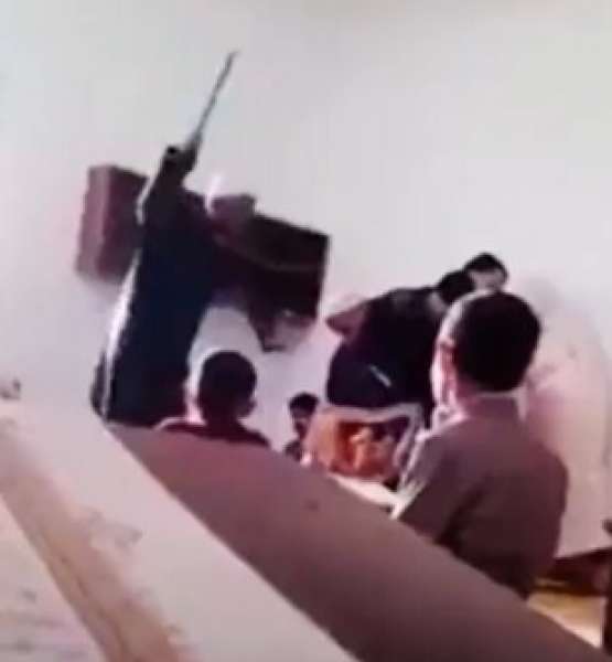 اعتداء شيخ على طفل يثير غضباً واسعاً على المنصات الاجتماعية (فيديو)