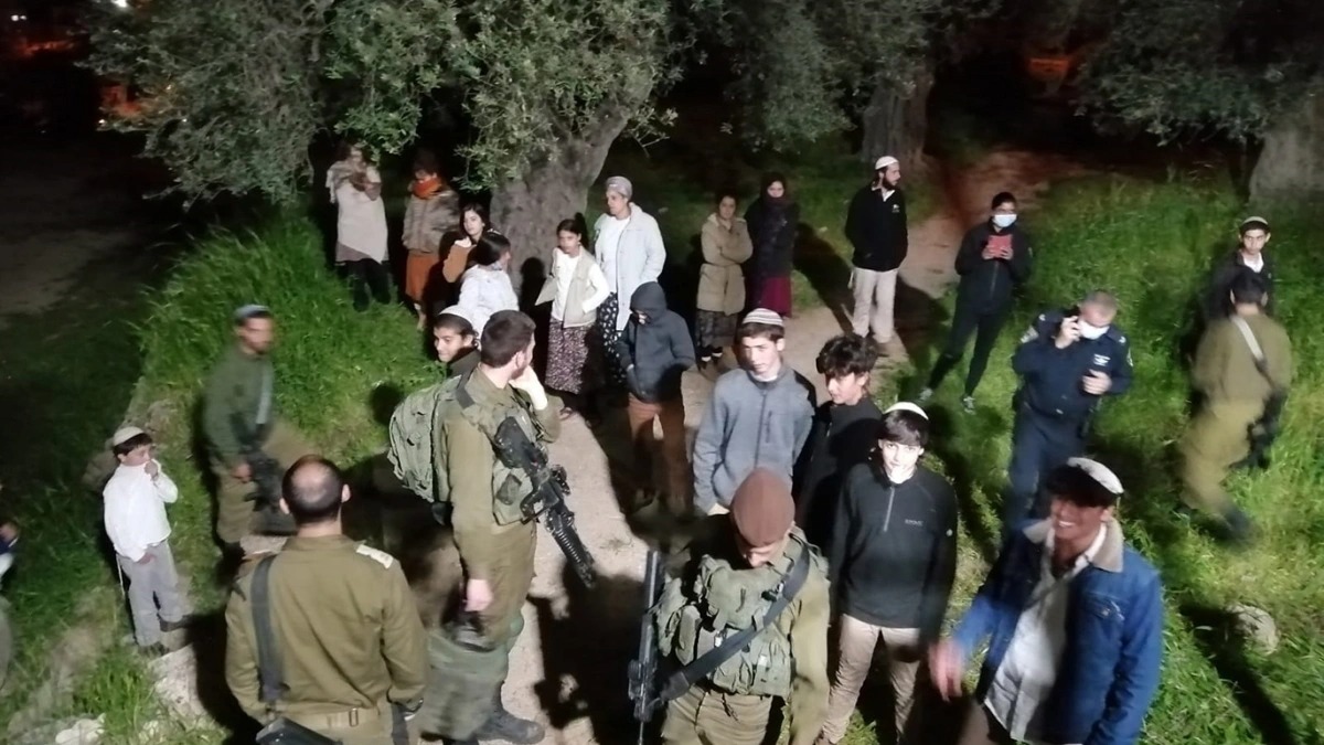 مستوطنون يُهاجمون المواطنين وممتلكاتهم في بيت لحم وسلفيت