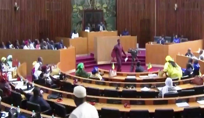 لكمات وضرب بالكراسي داخل البرلمان السنغالي.. فيديو