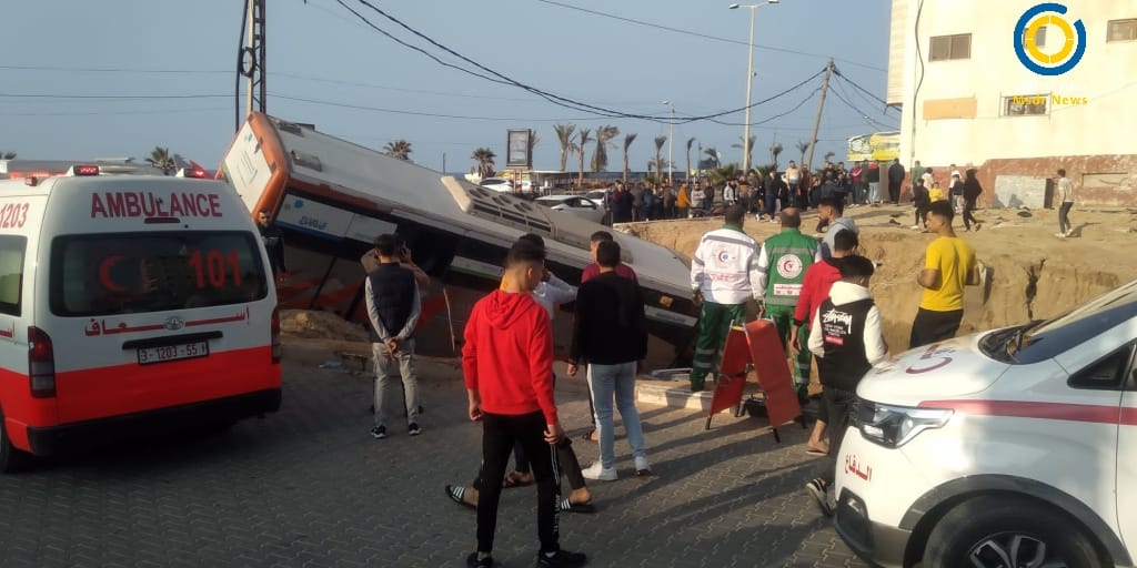 مرور غزة: 10 مصابين جرّاء حادث تصادم حافلة ومركبة