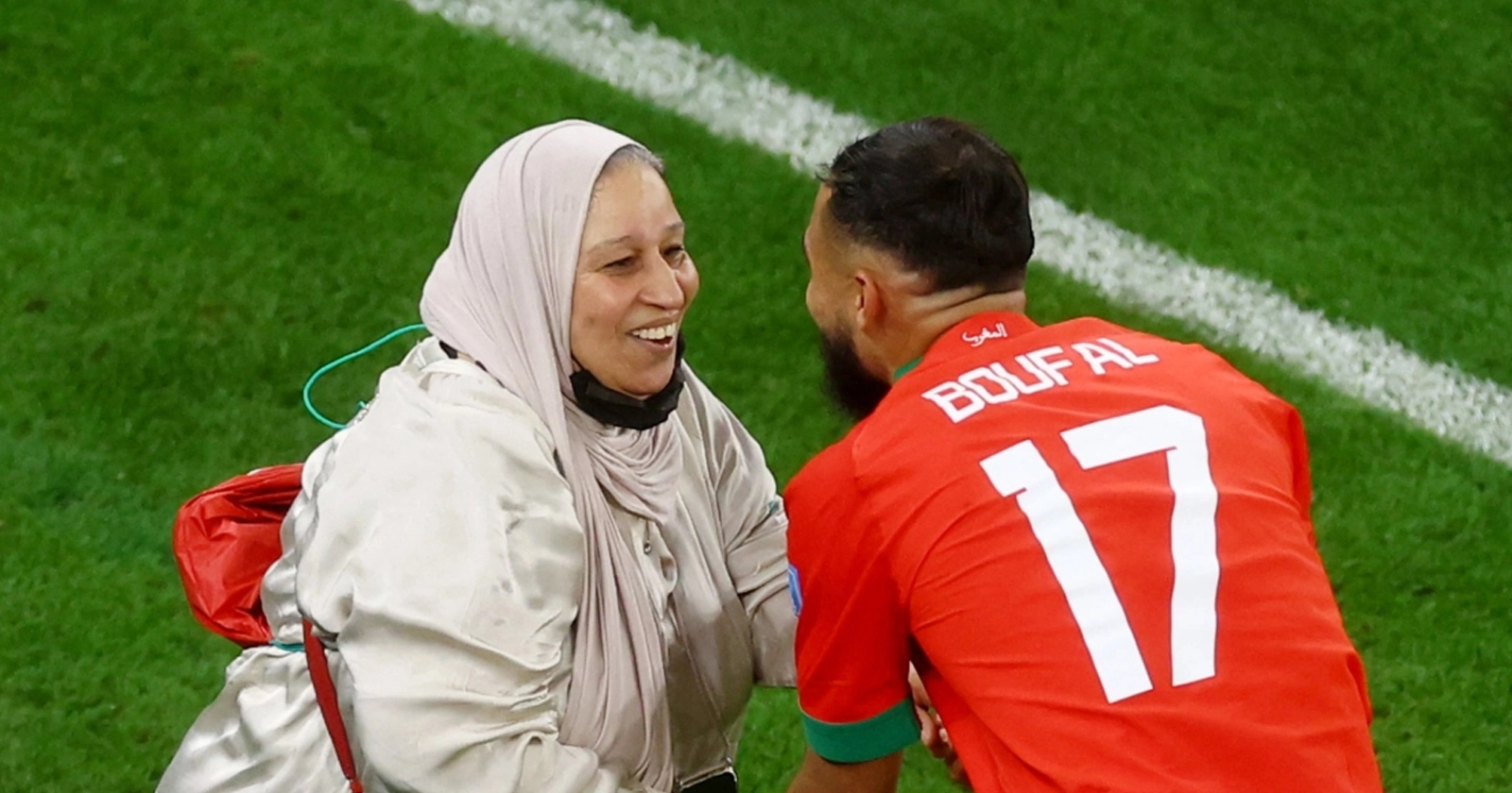 ما حقيقة وفاة والدة اللاعب المغربي سفيان بوفال؟