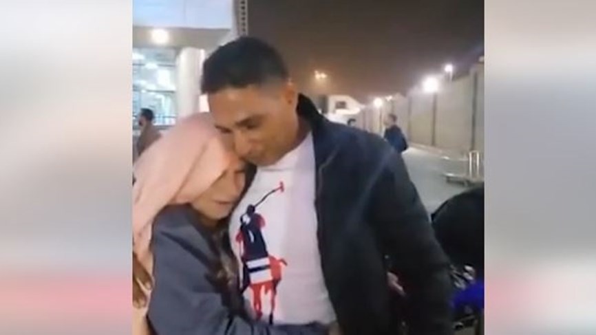 رحلة بحث استمرت 43 عامًا.. شاب أردني يعود لحضن أمه