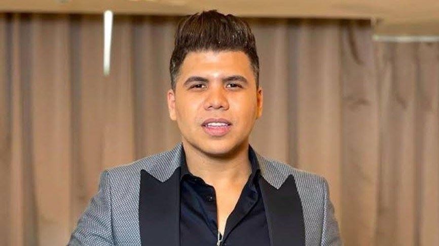 عمر كمال يبكى على الهواء مباشرة (فيديو)