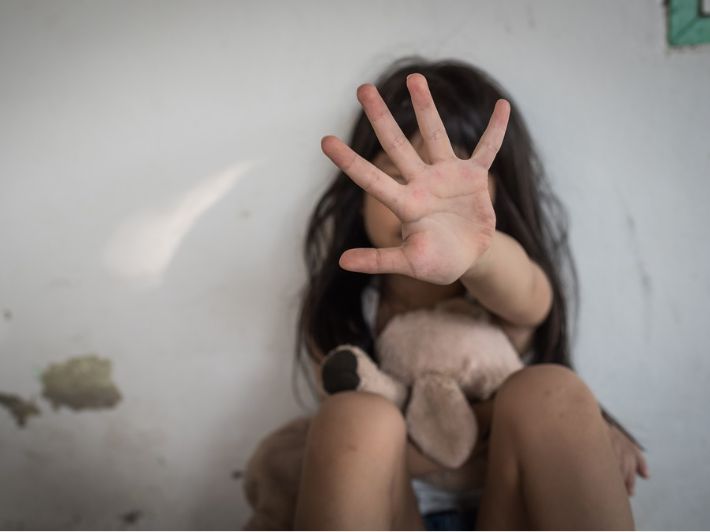 العنف في حضانات الأطفال: إهمال وضعف في الرقابة.. وهذه أضراره المستقبلية