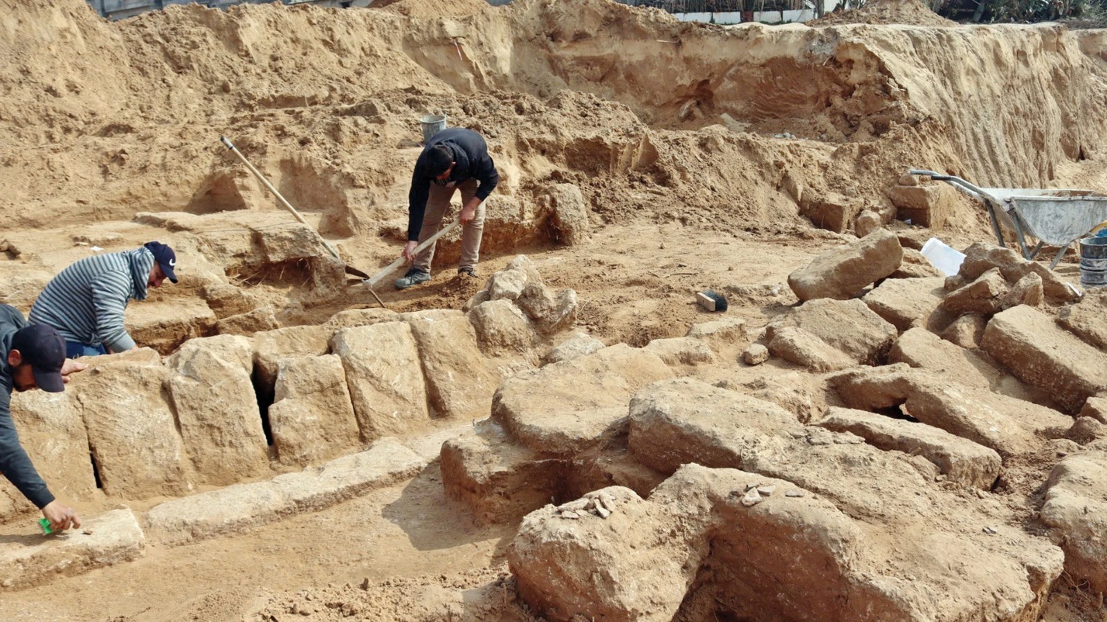 وزارة السياحة بغزة تعثر على 4 قبور جديدة بالمقبرة الرومانية