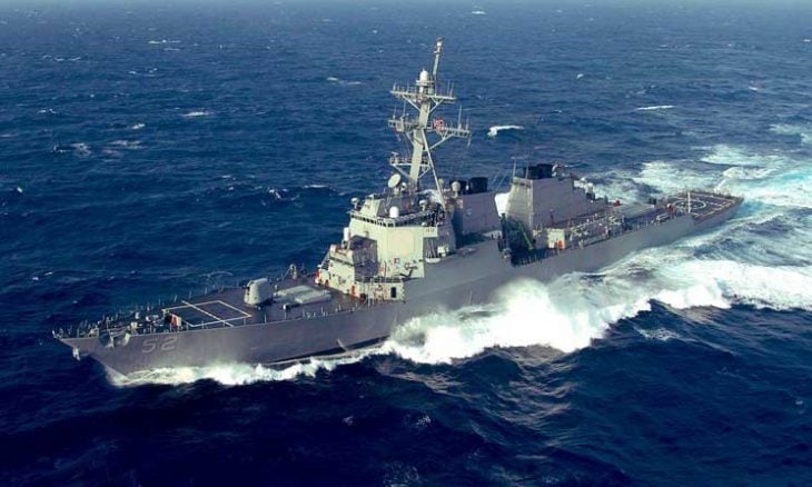 مدمرة حربية أمريكية تعبر مضيق تايوان
