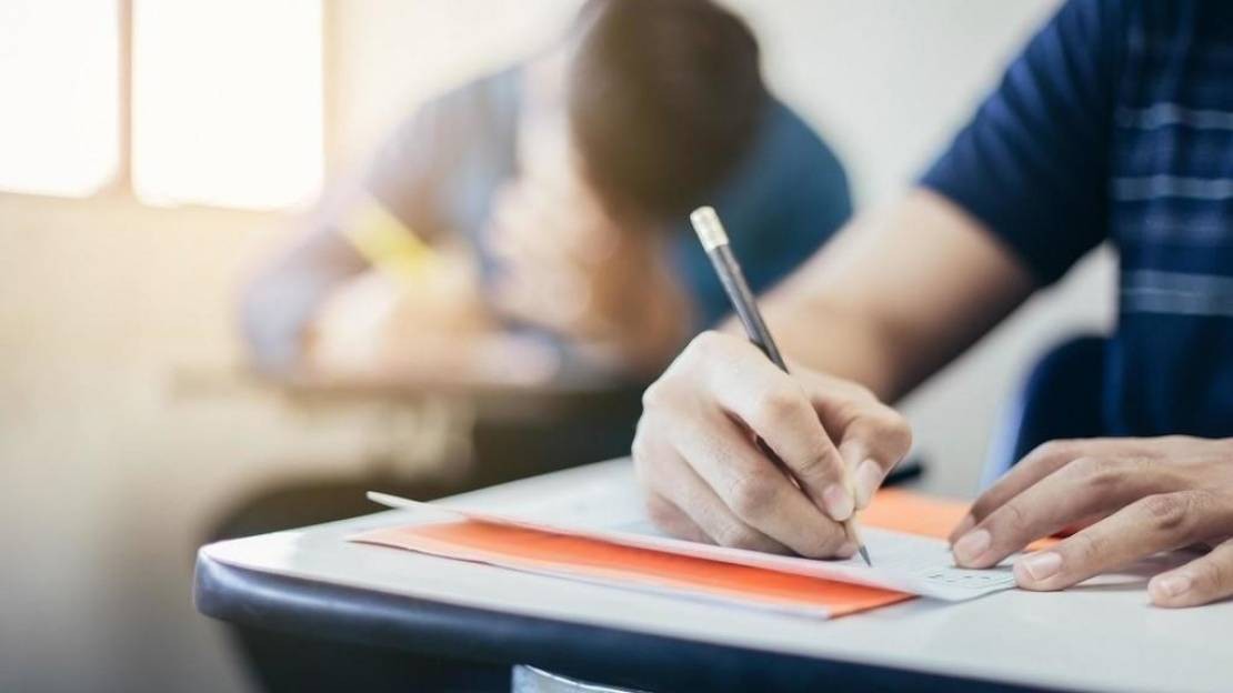 كيف تحسّن نفسية ابنك وتخلّصه من التوتر فترة الامتحانات؟