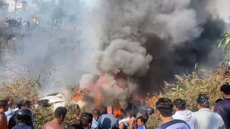 على متنها 72 شخصًا.. تحطم طائرة في نيبال