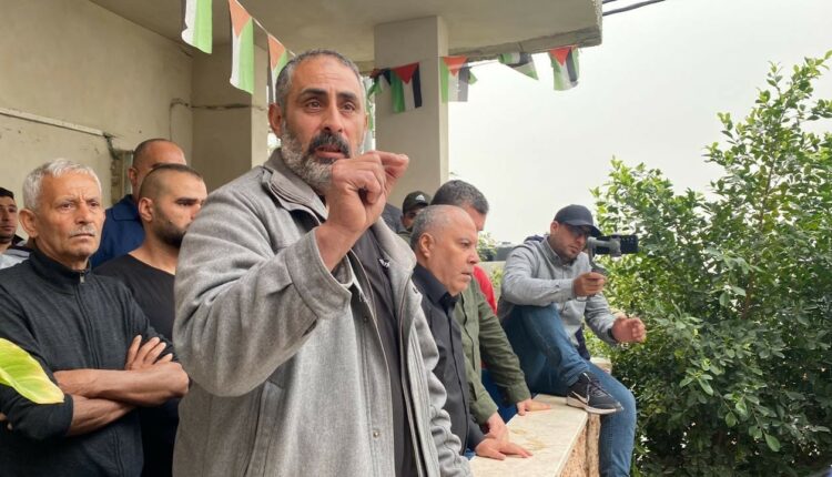 نقل والد الشهيد رعد خازم إلى المستشفى عقب تدهور وضعه الصحي