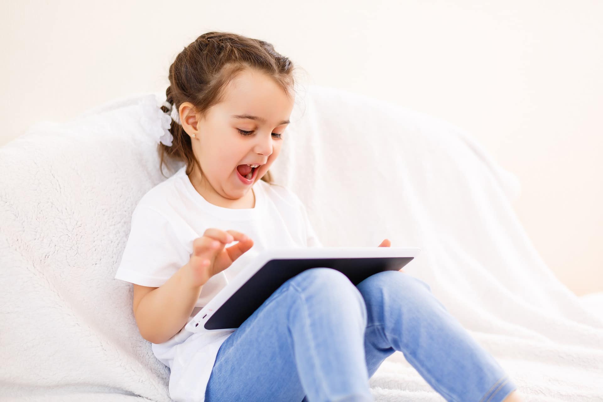 كيف تتحكم في المحتوى الذي يشاهده الأطفال عبر الإنترنت؟