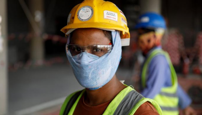 فيديو لعامل بناء هندي من موقع مرتفع يثير غضب المتابعين