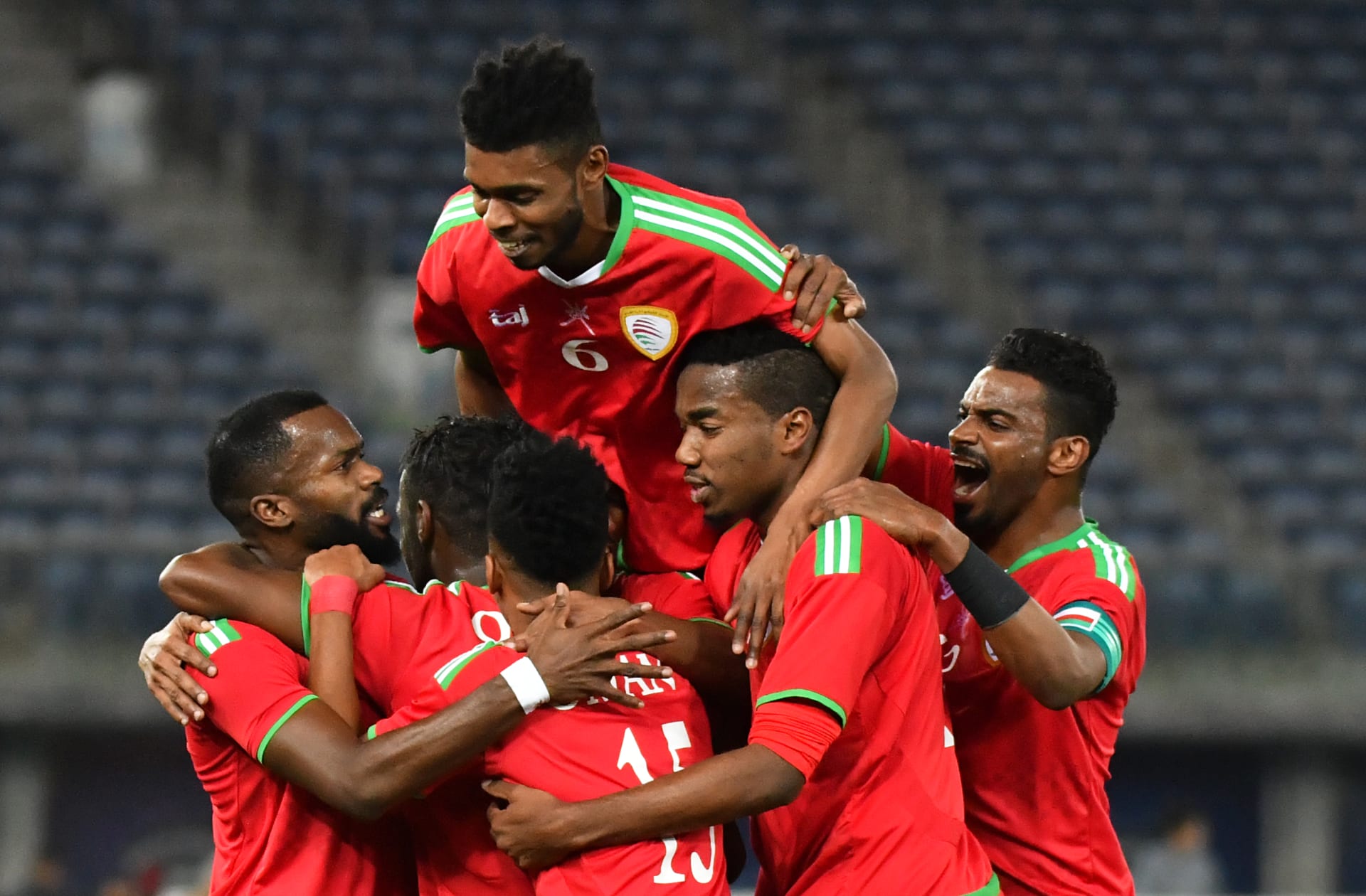 عُمان يتجاوز حامل اللقب ويضرب موعداً مع العراق في نهائي كأس الخليج