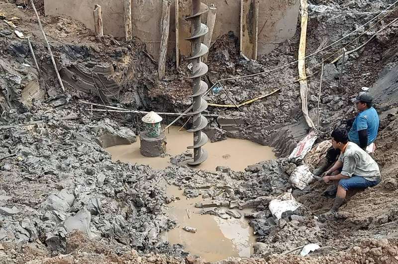 بعمق 35 متراً.. فيتنام تسابق الزمن لإنقاذ طفل عالق بعمود خرساني ضيق