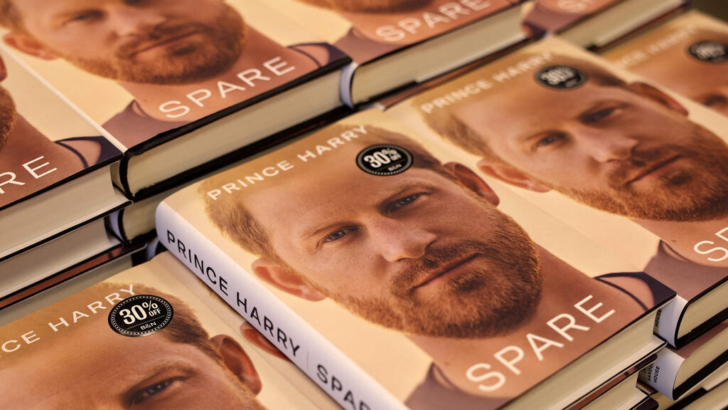 كتاب الأمير هاري يحقق لقب الأعلى مبيعاً في بريطانيا