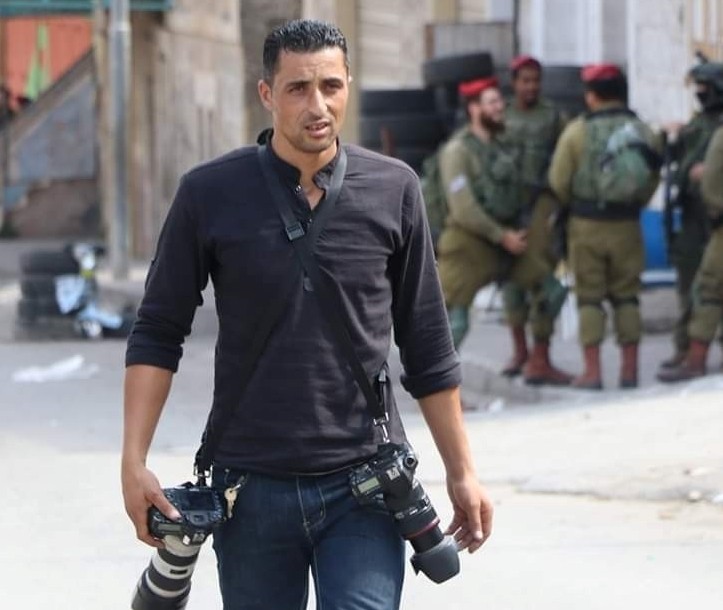 قوات الاحتلال تحتجز مصور وكالة وفا وتستولي على ذاكرة كاميرته