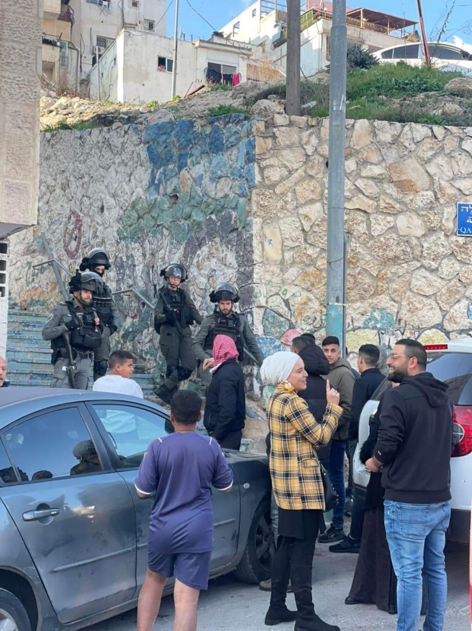 (بالصور) قوات الاحتلال تمنع اجتماعا للجان أولياء الأمور بقرية العيساوية