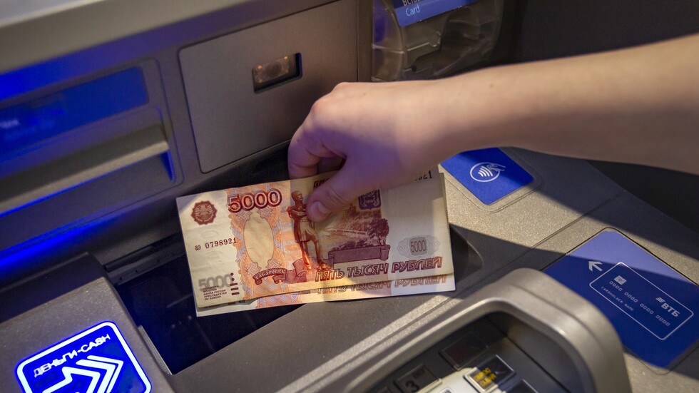 الروبل الروسي يُسجّل ارتفاعًا أمام العملتين الأمريكية والأوروبية