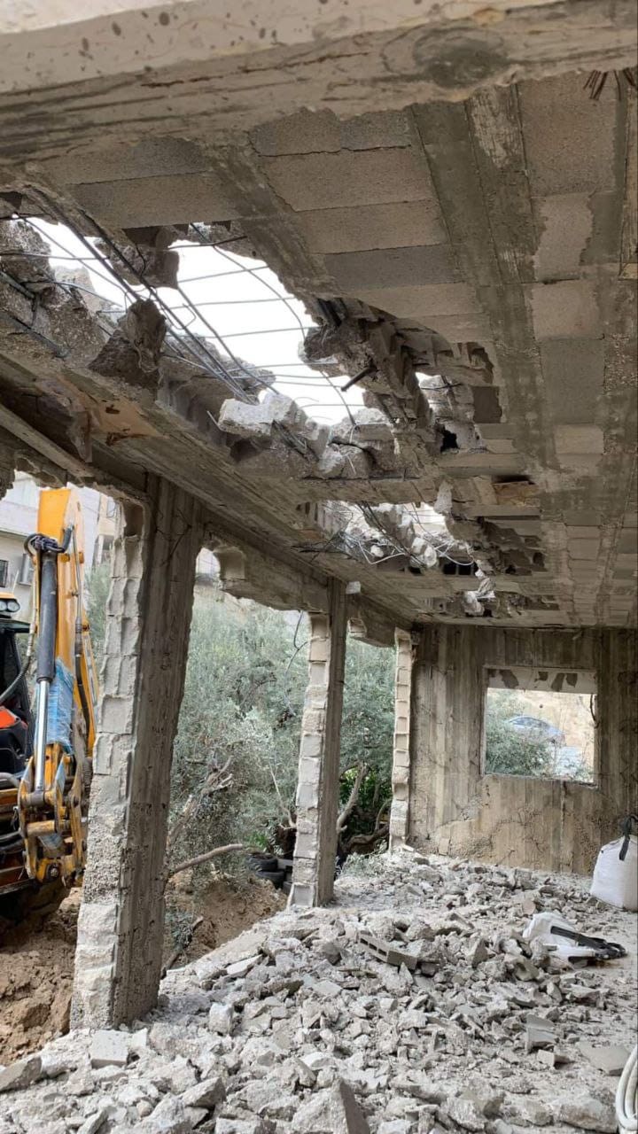 سلطات الاحتلال تجبر مقدسياً على هدم منزله ذاتيا