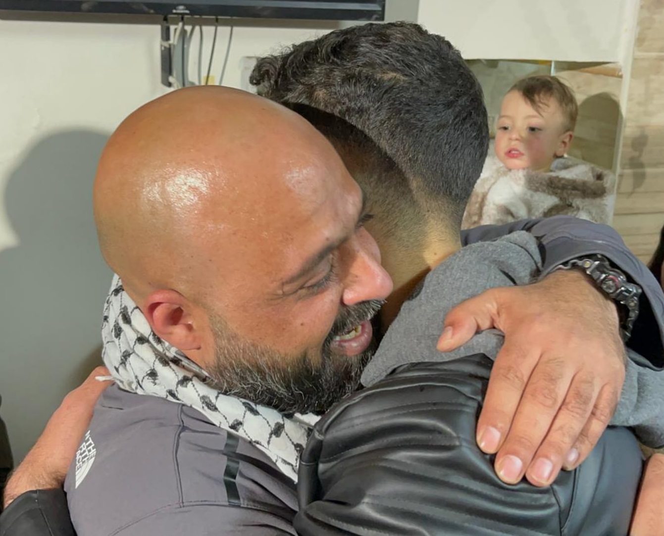 سلطات الاحتلال تفرج عن الأسير أحمد طبيلة بعد اعتقال دام 20 عاماً