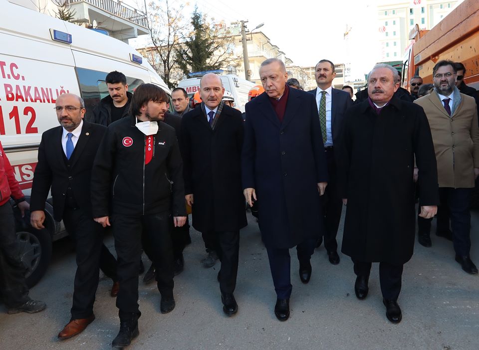 أردوغان يتفقد مناطق ضربها الزلزال بتركيا ويتعهد بسرعة الإعمار