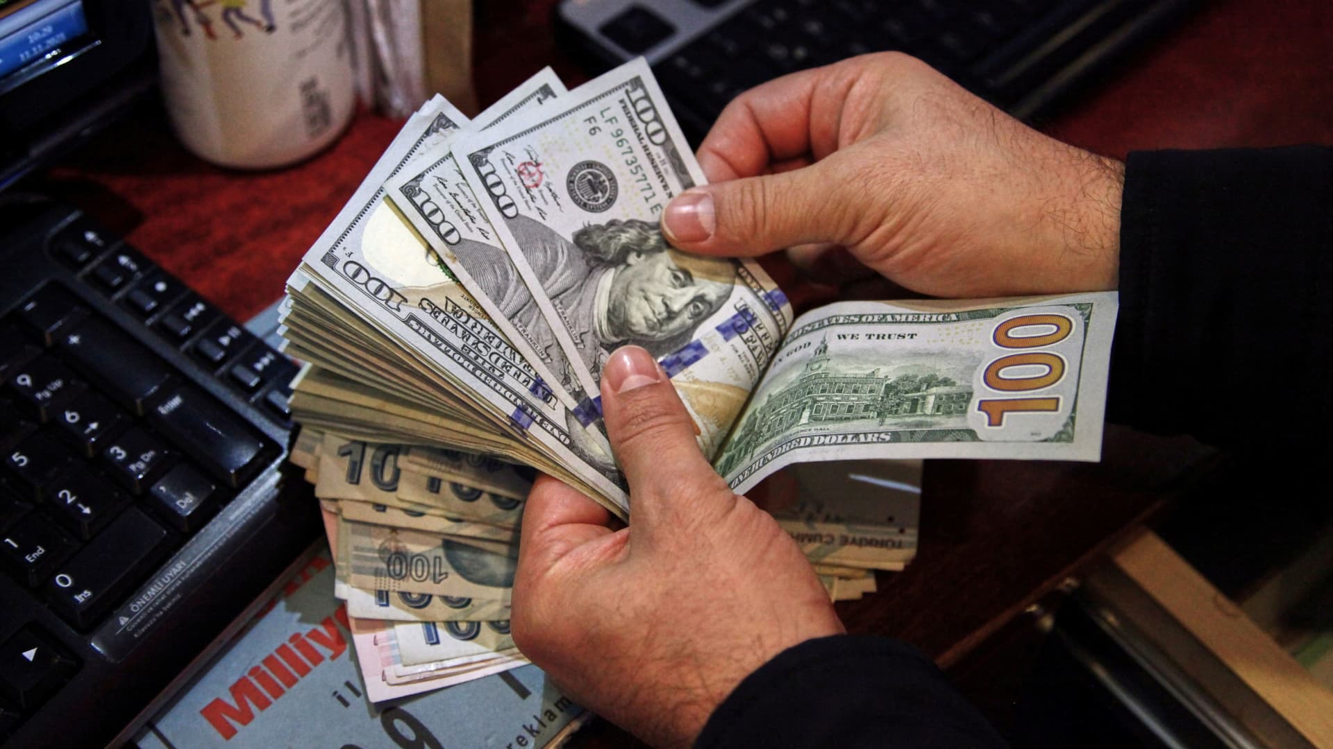 محلل مالي لمصدر: 7 أسباب تقود نحو ارتفاع سعر الدولار مقابل الشيكل