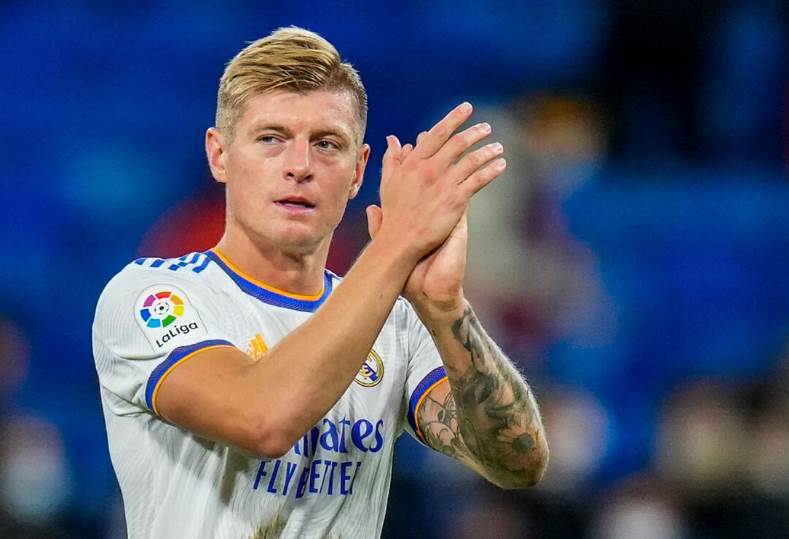 لاعب ريال مدريد كروس يكشف لمصدر خططه المستقبلية بعد الفوز بكأس الأندية