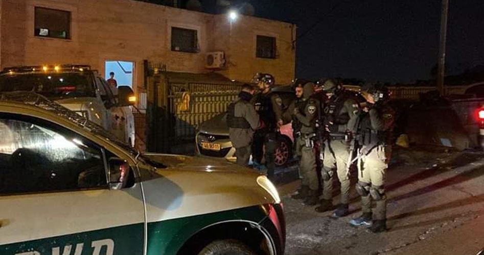 بعد إرغامهم على إفراغه.. الاحتلال يغلق منزل عائلة الشهيد حسين قراقع