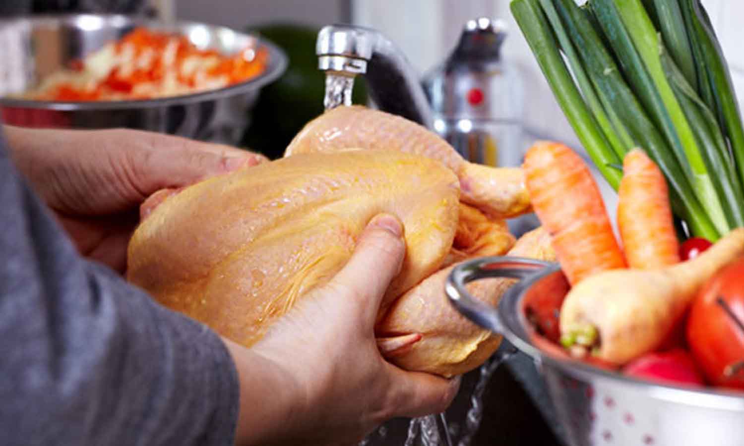 هل غسل الدجاج قبل طهيه آمن على صحة الإنسان؟