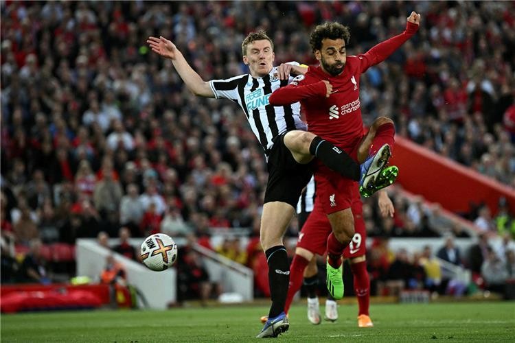 ليفربول يجتاز اختبار نيو كاسل وتشيلسي يواصل نزيف النقاط