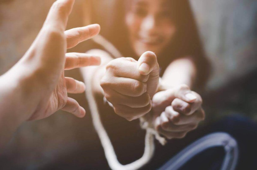 متلازمة ستوكهولم.. عندما تدافع الضحية عن مختطفها