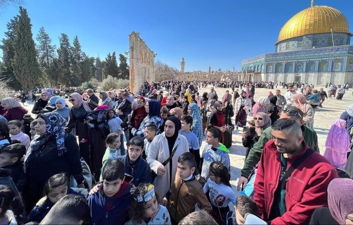 مقدسيون يُحيون ذكرى الإسراء والمعراج في ساحات الأقصى